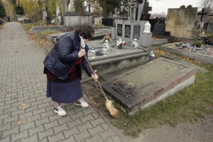 23.10.2022. Kielce. Sprzątanie na cmentarzach przed dniem Wszystkich Świętych / Fot. Jarosław Kubalski - Radio Kielce