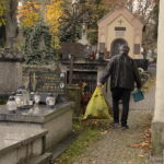 23.10.2022. Kielce. Sprzątanie na cmentarzach przed dniem Wszystkich Świętych / Fot. Jarosław Kubalski - Radio Kielce