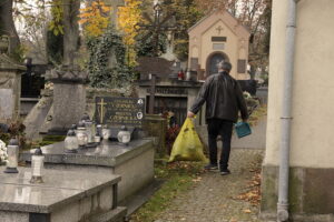23.10.2022. Kielce. Sprzątanie na cmentarzach przed dniem Wszystkich Świętych / Fot. Jarosław Kubalski - Radio Kielce