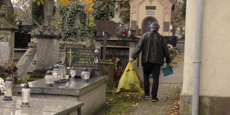 23.10.2022. Kielce. Sprzątanie na cmentarzach przed dniem Wszystkich Świętych / Fot. Jarosław Kubalski - Radio Kielce