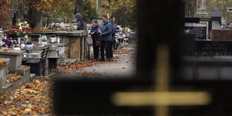 23.10.2022. Kielce. Sprzątanie na cmentarzach przed dniem Wszystkich Świętych / Fot. Jarosław Kubalski - Radio Kielce