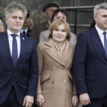 23.10.2022 Niestachów. Uroczystości w 80 - lecie OSP. Na zdjęciu od lewej: senator Krzysztof Słoń, wiceminister sportu Anna Krupka i burmistrz Daleszyc Dariusz Meresiński / Fot. Jarosław Kubalski - Radio Kielce