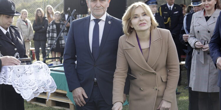 23.10.2022 Niestachów. Uroczystości w 80 - lecie OSP. Na zdjęciu senator Krzysztof Słoń i wiceminister sportu Anna Krupka / Fot. Jarosław Kubalski - Radio Kielce