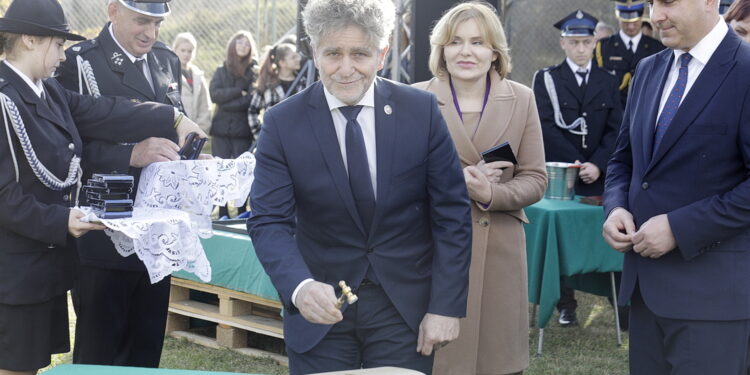 23.10.2022 Niestachów. Uroczystości w 80 - lecie OSP. Na zdjęciu od lewej: komendant OSP Niestachów Kazimierz Kozieł, senator Krzysztof Słoń, wiceminister sportu Anna Krupka i burmistrz Daleszyc Dariusz Meresiński / Fot. Jarosław Kubalski - Radio Kielce