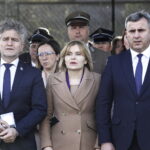 23.10.2022 Niestachów. Uroczystości w 80 - lecie OSP. Na zdjęciu od lewej: senator Krzysztof Słoń, wiceminister sportu Anna Krupka i burmistrz Daleszyc Dariusz Meresiński / Fot. Jarosław Kubalski - Radio Kielce