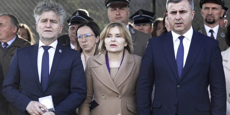 23.10.2022 Niestachów. Uroczystości w 80 - lecie OSP. Na zdjęciu od lewej: senator Krzysztof Słoń, wiceminister sportu Anna Krupka i burmistrz Daleszyc Dariusz Meresiński / Fot. Jarosław Kubalski - Radio Kielce