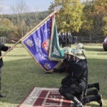 23.10.2022 Niestachów. Uroczystości w 80 - lecie OSP. Nowy sztandar trzyma komendant OSP Niestachów Kazimierz Kozieł / Fot. Jarosław Kubalski - Radio Kielce