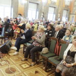 Seniorzy prezentują swoje talenty i zachęcają do wychodzenia z domu - Radio Kielce