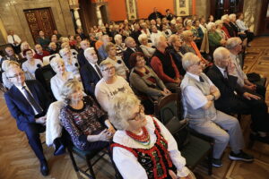 Seniorzy prezentują swoje talenty i zachęcają do wychodzenia z domu - Radio Kielce