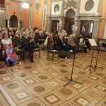 Seniorzy prezentują swoje talenty i zachęcają do wychodzenia z domu - Radio Kielce