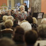 Seniorzy prezentują swoje talenty i zachęcają do wychodzenia z domu - Radio Kielce