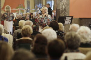 Seniorzy prezentują swoje talenty i zachęcają do wychodzenia z domu - Radio Kielce