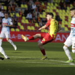 29.10.2022. Kielce. Mecz PKO Ekstraklasa: Korona Kielce - Piast Gliwice. Na zdjęciu (w środku): Jakub Łukowski / Fot. Jarosław Kubalski - Radio Kielce