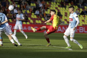 29.10.2022. Kielce. Mecz PKO Ekstraklasa: Korona Kielce - Piast Gliwice. Na zdjęciu (w środku): Jakub Łukowski / Fot. Jarosław Kubalski - Radio Kielce