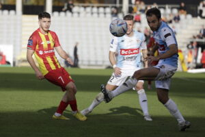 29.10.2022. Kielce. Mecz PKO Ekstraklasa: Korona Kielce - Piast Gliwice. Na zdjęciu (z lewej): Jakub Łukowski / Fot. Jarosław Kubalski - Radio Kielce