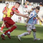 29.10.2022. Kielce. Mecz PKO Ekstraklasa: Korona Kielce - Piast Gliwice. Na zdjęciu (z lewej): Oskar Sewerzyński / Fot. Jarosław Kubalski - Radio Kielce