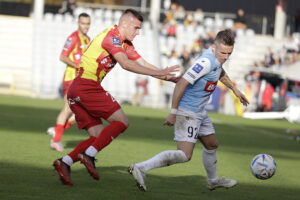 29.10.2022. Kielce. Mecz PKO Ekstraklasa: Korona Kielce - Piast Gliwice. Na zdjęciu (z lewej): Oskar Sewerzyński / Fot. Jarosław Kubalski - Radio Kielce