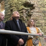 28.10.2022. Krzyżtopór. Wizyta wicepremiera Piotra Glińskiego na zamku. Na zdjęciu (od lewej): poseł Krzysztof Lipiec, wicepremier Piotr Gliński. / Fot. Emilia Sitarska - Radio Kielce