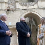 28.10.2022. Krzyżtopór. Wizyta wicepremiera Piotra Glińskiego na zamku. Na zdjęciu (od lewej): poseł Krzysztof Lipiec, wicepremier Piotr Gliński. / Fot. Emilia Sitarska - Radio Kielce