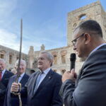 28.10.2022. Krzyżtopór. Wizyta wicepremiera Piotra Glińskiego na zamku. Na zdjęciu (od lewej): Zbigniew Koniusz - wojewoda, poseł Krzysztof Lipiec, wicepremier Piotr Gliński, Marek Staniek - burmistrz Iwanisk. / Fot. Emilia Sitarska - Radio Kielce