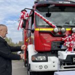 15.10.2022. Kunów. Wprowadzenie nowego średniego pojazdu ratowniczo-gaśniczego do OSP Kunów. Na zdjęciu: Lech Łodej - burmistrz Kunowa / Fot. Emilia Sitarska - Radio Kielce