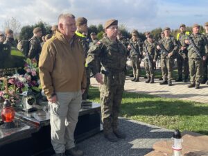 23.10.2022. Nagorzyce. Marsz kwartalny 103. batalionu WOT. Na zdjęciu (od lewej): senator Jarosław Rusiecki, ppłk Grzegorz Stęplewski - dowódca 103. batalionu WOT. / Fot. Emilia Sitarska - Radio Kielce