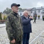 01.10.2022. Ożarów. XX Marsz Szlakiem Legionów. Na zdjęciu (od lewej): Wiesław Chmielewski - komendant marszu, Marcin Majcher - burmistrz Ożarowa / Fot. Emilia Sitarska - Radio Kielce