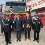 15.10.2022. Kunów. Wprowadzenie nowego średniego pojazdu ratowniczo-gaśniczego do OSP Kunów. Na zdjęciu (od lewej): Wiesław Krajewski - naczelnik OSP Kunów, Andrzej Kryj - poseł PiS, Jarosław Rusiecki - senator PiS i Władysław Ćwik - prezes OSP Kunów / Fot. Emilia Sitarska - Radio Kielce