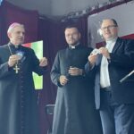Akcja Katolicka w Ostrowcu Świętokrzyskim świętuje 25-lecie - Radio Kielce 15.10.2022. Ostrowiec Świętokrzyski. Jubileusz 25-lecia Akcji Katolickiej w diecezji sandomierskiej. Na zdjęciu (od lewej): bp Krzysztof Nitkiewicz - ordynariusz diecezji sandomierskiej, ks. Rafał Kusiak - asystent kościelny Akcji Katolickiej diecezji sandomierskiej i ks. Paweł Anioł / Fot. Emilia Sitarska - Radio Kielce