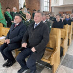 01.10.2022. Ostrowiec Świętokrzyski. VI Hubertus Ostrowiecki. Na zdjęciu (w pierwszym rzędzie, od lewej): poseł Andrzej Kryj i senator Jarosław Rusiecki / Fot. Emilia Sitarska – Radio Kielce