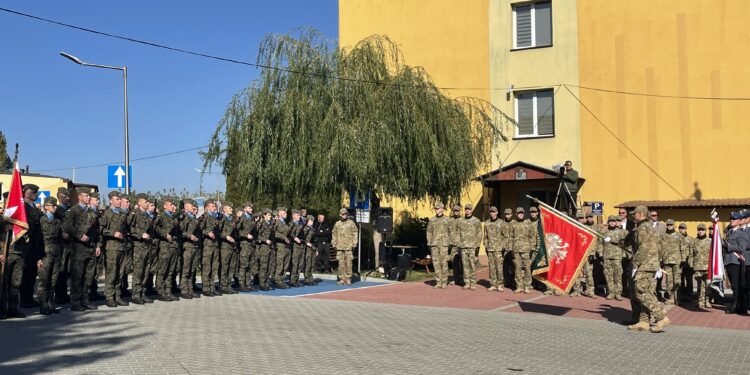 07.10.2022. Opatów. Nadanie imienia płk. Jana Piwnika Ponurego szkołom Zespołu Szkół nr 1 / Fot. Emilia SItarska - Radio Kielce