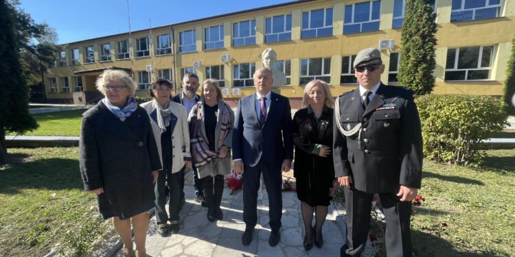 07.10.2022. Opatów. Nadanie imienia płk. Jana Piwnika Ponurego szkołom Zespołu Szkół nr 1. Na zdjeciu (od lewej): Grażyna Szkonter - prezes Świętokrzyskiego Stowarzyszenia „Rodzina Policyjna 1939”, Teresa Piwnik - bratanica "Ponurego" oraz prezes zarządu okręgu świętokrzyskiego Światowego Związku Żołnierzy Armii Krajowej, Marcin Sikora - były operator jednostki GROM, Barbara Sikora - członek stowarzyszenia Pamięci Ponury - Nurt, Paweł Sadrak - sekretarz powiatu opatowskiego, Edyta Gwoździk - nauczyciel języka polskiego w Zespole Szkół nr 1 oraz opiekun klas mundurowych, mjr Jacek Kowalik - były żołnierz jednostki specjalnej GROM / Fot. Emilia SItarska - Radio Kielce