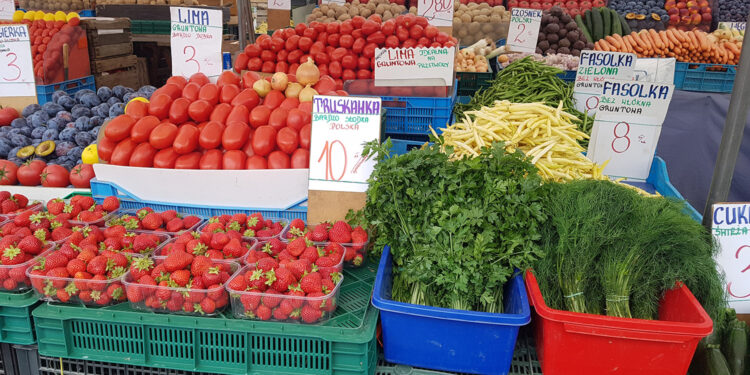 Jemy mniej warzyw i owoców, a więcej mięsa i cukru - Radio Kielce