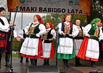 Zespół Pieśni i Tańca Ciekoty koncertuje w nowych strojach ludowych - Radio Kielce