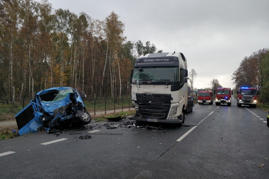 Tragiczny wypadek busa. Trzy osoby straciły życie - Radio Kielce Fot. KP PSP w Sochaczewie