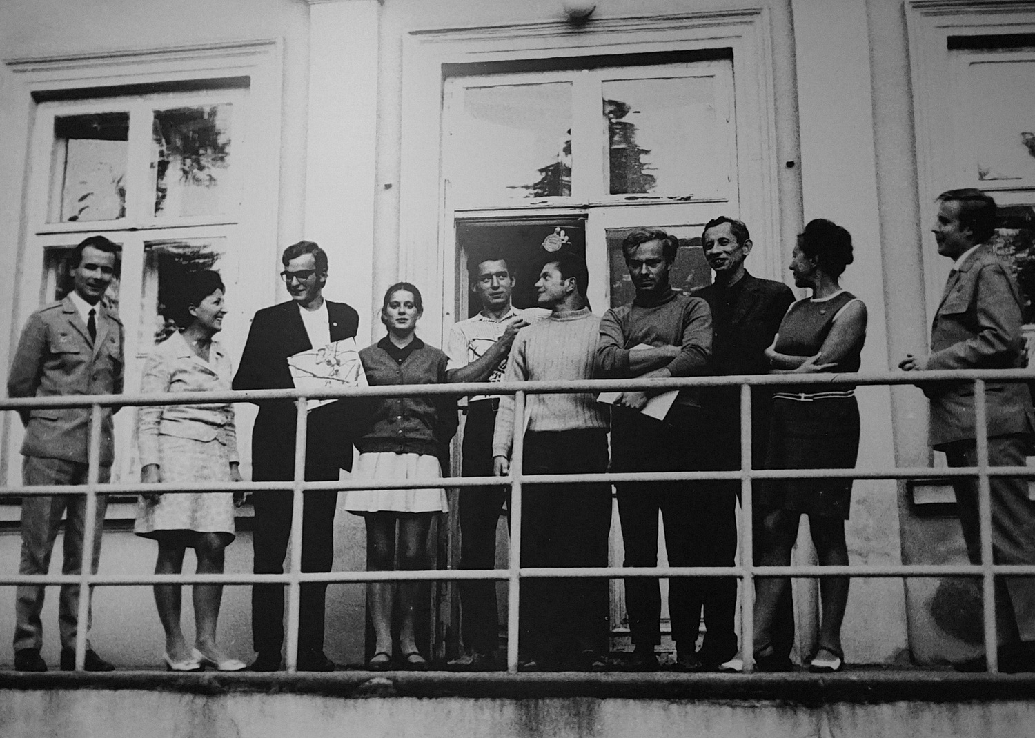 1969 rok. Na tyłach budynku rozgłośni przy ulicy Świerczewskiego. Na zdjęciu: redaktor Maria Olkuśnik (druga z lewej), redaktor Zdzisława Wierciakowa (druga z prawej), redaktor Jarosław Kołodziej (trzeci z prawej) i goście radia