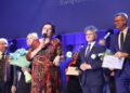 17.10.2022. Kielce. „Świętokrzyski Anioł Dobroci” - laureaci w kategorii indywidualnej. Na zdjęciu (od lewej): poseł Krzysztof Lipiec, wicemarszałek Renata Janik, Magdalena Gościniewicz - dyrektor Miejskiego Ośrodka Pomocy Rodzinie w Kielcach, senator Krzysztof Słoń, Bogdan Wenta -prezydent Kielc. / Fot. Urząd Marszałkowski Województwa Świętokrzyskiego