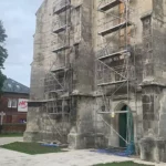 12.10.2022. Wislica. Czwarty - ostatni etap prac przy oknach witrażowych Bazyliki / Fot. parafiawislica.pl