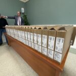 03.10.2022. Lipnik. Wręczenie laptopów rodzinom potomków pracowników PGR-ów / Fot. Emilia Sitarska - Radio Kielce