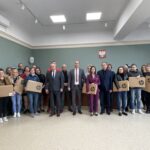 03.10.2022. Lipnik. Wręczenie laptopów rodzinom potomków pracowników PGR-ów / Fot. Emilia Sitarska - Radio Kielce