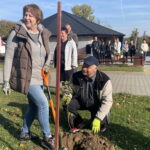 17.10.2022. Opatów. Akcja jesiennego sadzenia drzew. / Fot. Emilia Sitarska - Radio Kielce