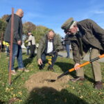 17.10.2022. Opatów. Akcja jesiennego sadzenia drzew. Drzewko sadzi Piotr Kacprzak - zastępca dyrektora Regionalnej Dyrekcji Lasów Państwowych w Radomiu. / Fot. Emilia Sitarska - Radio Kielce