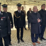 23.10.2022. Tychów Stary. Jubileusz OSP. Na zdjęciu (od lewej na pierwszym planie): Andrzej Bętkowski - marszałek województwa, poseł Krzysztof Lipiec, Andrzej Pruś - przewodniczący Sejmiku Województwa Świętokrzyskiego i poseł Agata Wojtyszek. / Fot. Anna Głąb - Radio Kielce