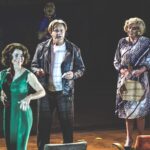 Kieleckie Centrum Kultury. „Odyseja. Powrót do Hollywoodu”. Od lewej: Magdalena Cielecka jako Elizabeth Taylor, Jacek Poniedziałek jako Marek Hłasko i Ewa Dałkowska jako dojrzała Izolda Regensberg / Fot. Wojciech Habdas - Teatr im. Stefana Żeromskiego