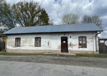 Zabytkowy budynek portierni w Muzeum Przyrody i Techniki w Starachowicach / Fot. Anna Głąb - Radio Kielce