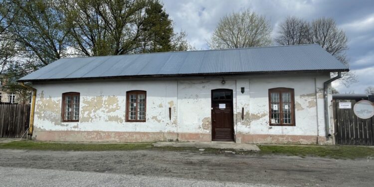 Zabytkowy budynek portierni w Muzeum Przyrody i Techniki w Starachowicach / Fot. Anna Głąb - Radio Kielce
