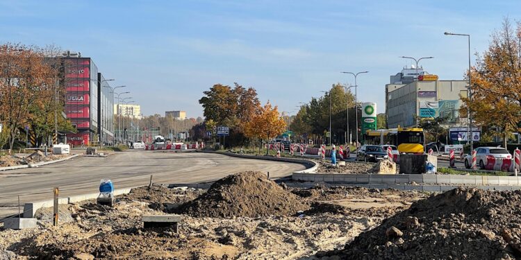 17.10.2022. Kielce. Przebudowa skrzyżowania al. Solidarności z al. Tysiąclecia Państwa Polskiego / Fot. Wiktor Taszłow - Radio Kielce