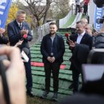 26.10.2022. Kielce. Adam Małysz, prezes Polskiego Związku Narciarskiego, było gościem specjalnym uroczystego otwarcie mini skoczni narciarskiej, która powstała przy Szkole Podstawowej nr 9 w Kielcach