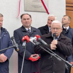 13.11.2022. Opatów. Nadanie imienia Rodziny Bukowieckich Domowi Muzealnemu. Na zdjęciu (od lewej): senator Jarosław Rusiecki, poseł Marek Kwitek, Marek Jońca - członek zarządu województwa świętokrzyskiego, Andrzej Żychowski - Dom Muzealny w Opatowie, Grzegorz Gajewski - burmistrz Opatowa, poseł Andrzej Kryj. / Fot. Emilia Sitarska - Radio Kielce