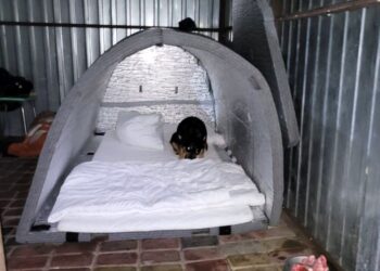 Namiot termiczny będzie służył osobie w kryzysie bezdomności. Społecznicy rozdysponują jeszcze dziewięć podobnych / Fot. "Serce Torunia" - Facebook